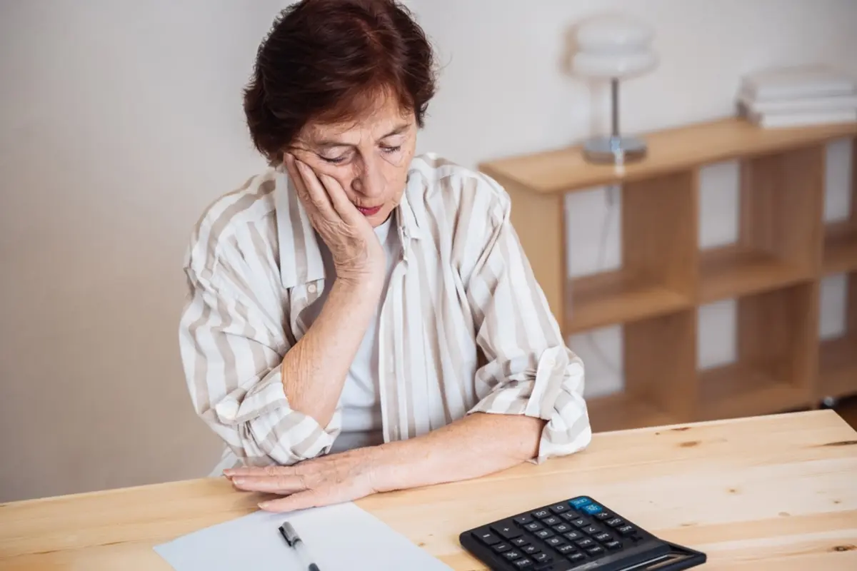 一人暮らしの母親が貯金「300万円」しかないことが発覚…！ 本人は「年金もあるから大丈夫」というのですが、仕送りなどで支援したほうがいいですよね？