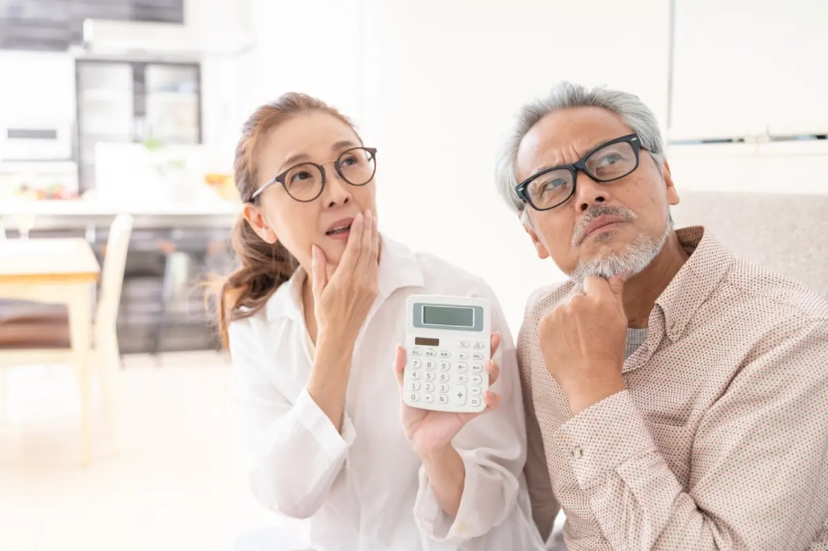 63歳で20年勤めた会社を退職→「失業保険15万円+老齢年金15万円」で生活の予定が、厚生年金9万円が“支給停止”に!? どうして「30万円」受け取れなかったの？ 理由と対策を解説