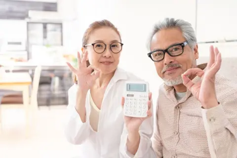 定年後の父が「貯金は100万円で十分」と言っていますが、老後に必要な現実的な金額はいくらなのでしょうか？