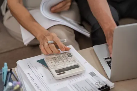 子どもがひとり暮らしを始めたので、家計を見直したいと思っています。平均的な「50代夫婦2人暮らし」の生活費はどれくらいなのでしょうか？