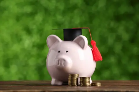 【注意】子どもが3人以上いる家庭は「大学無償化」の申請を「6月30日」までにしないと、最大「96万円」の損に!? 多子世帯の大学無償化の“落とし穴”を解説