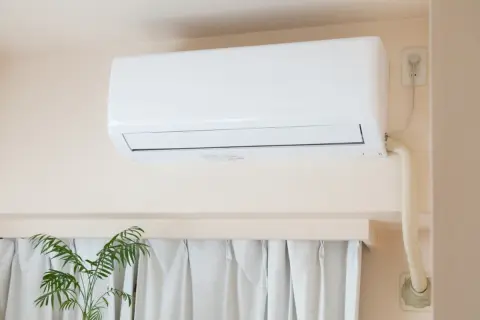 エアコンは新しいほど省エネ？でも「買い替えるお金がない…」古いエアコンで電気代を下げる方法はありますか？