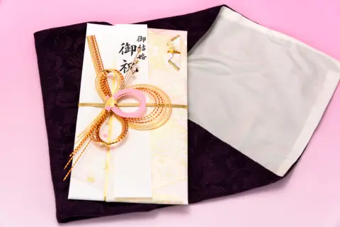 友人から「2回目」の結婚招待状が届きました。やはりご祝儀は「1回目と同額」包むものなのでしょうか？