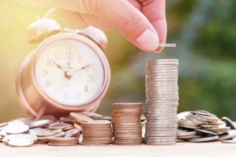 45歳の独身会社員。貯蓄は全部で「600万円」ですが、同世代は「平均900万円」と聞き心配になりました。年金をもらうまで、あといくら増やせば“普通”になりますか？ 40歳代の「平均値・中央値」もあわせて解説