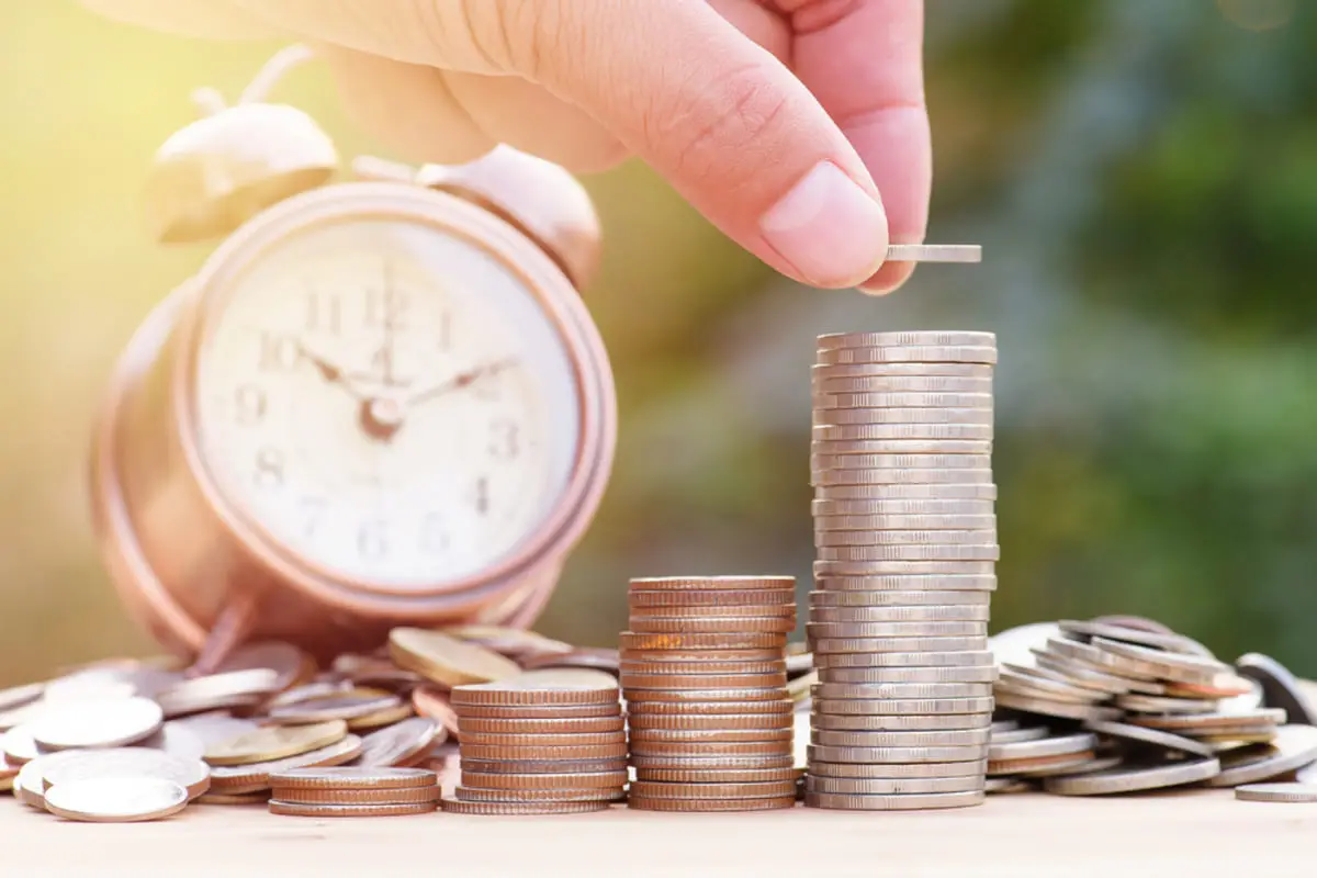 45歳の独身会社員。貯蓄は全部で「600万円」ですが、同世代は「平均900万円」と聞き心配になりました。年金をもらうまで、あといくら増やせば“普通”になりますか？ 40歳代の「平均値・中央値」もあわせて解説