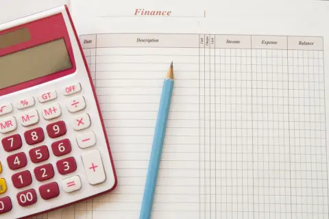 うちは共働きで「世帯年収600万円」です。「月の支出は35万円」くらいで貯金もできているのですが、使いすぎでしょうか？