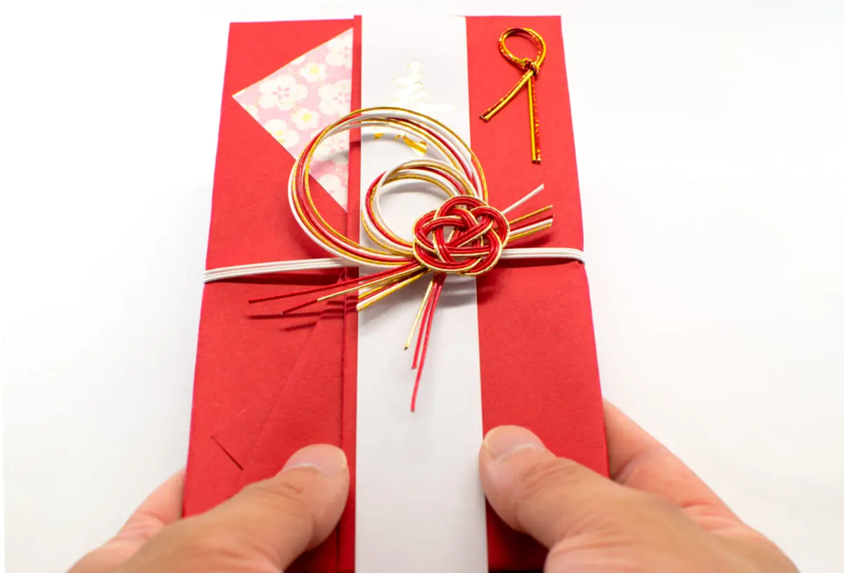 孫の結婚式、やっぱり「ご祝儀」は多めがいいの…？親・兄弟・友人と比べた「立場別の相場」と「注意点」を解説！