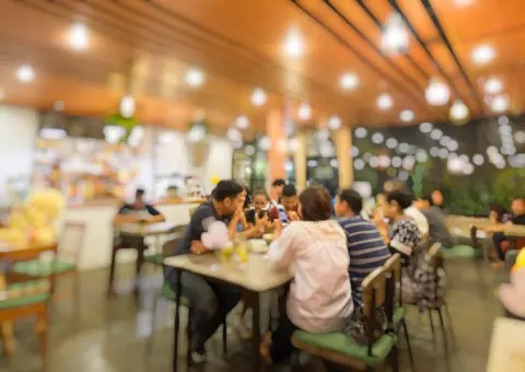 ファミレスは「深夜料金」が取られると聞きました。800円のメニューを注文したら、どれぐらい追加でお金を払うのでしょうか？