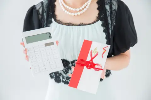 従妹の結婚式に夫婦＋子2人で参列します。4人分のご祝儀が「5万円」では少ないでしょうか？