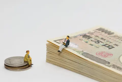 30歳で「年収450万円」だけど、大企業勤務の同級生は「年収700万円」でうらやましい！ 大企業ってなぜ年収が高いのでしょうか？ 企業規模別の“平均年収”も比較