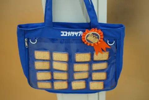 サブレで“推し活”! 日清シスコが本気で作った「痛バッグ」に注目　60周年記念キャンペーンで登場