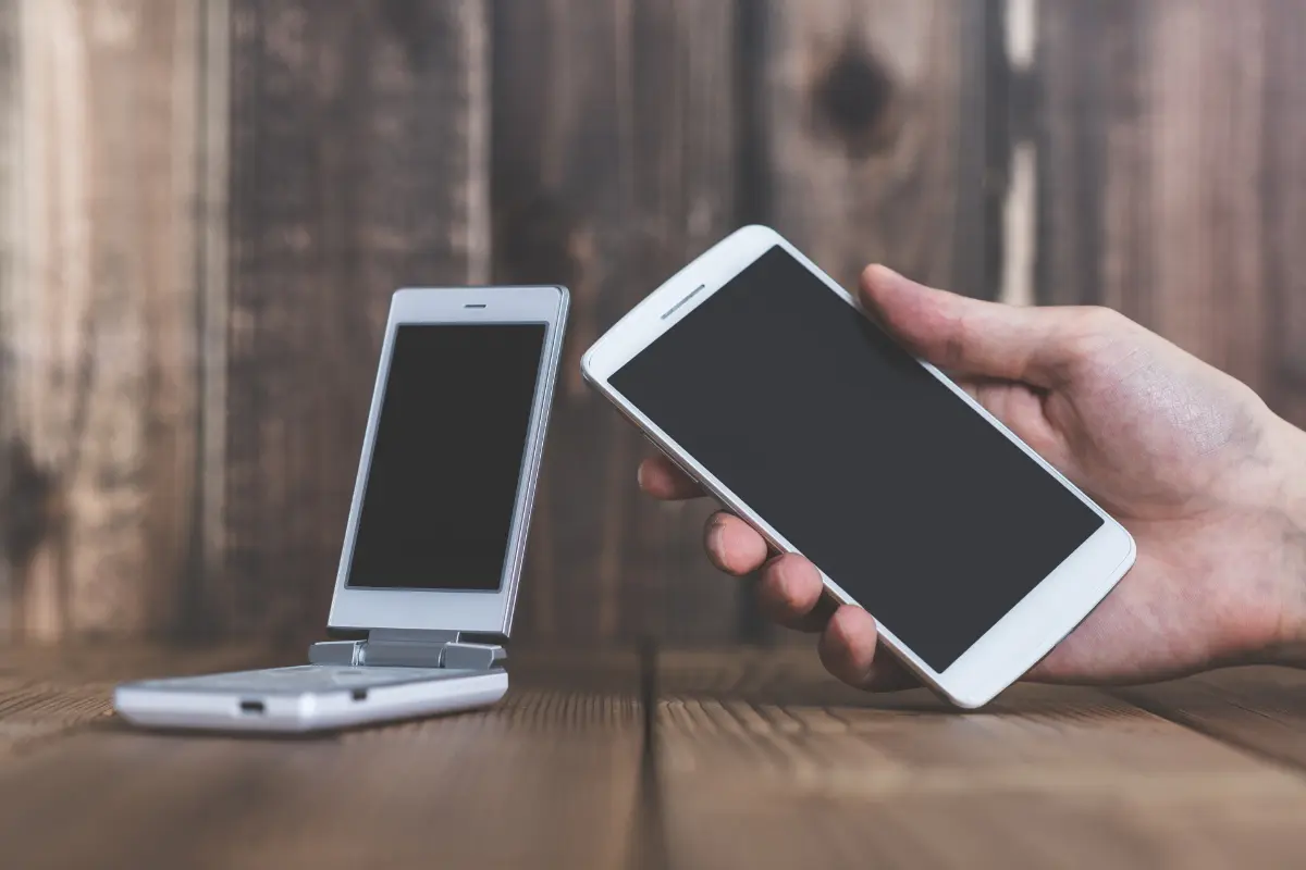 いまだに「ガラケー」を使っている両親。「来年になったら使えなくなる」という噂は本当!? 「スマホ」を持たせたらいくらくらい携帯代は高くなりそうですか？