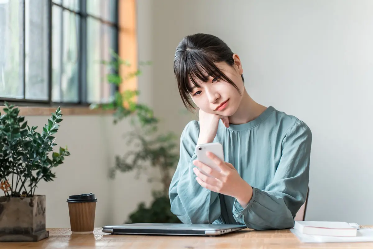 「スマホ代が毎月1万円以上」と話すと友人からWi-Fiを勧められました。実際「大手キャリアの容量無制限プラン」と「格安SIM＋Wi-Fi」、どちらがお得なのでしょうか？