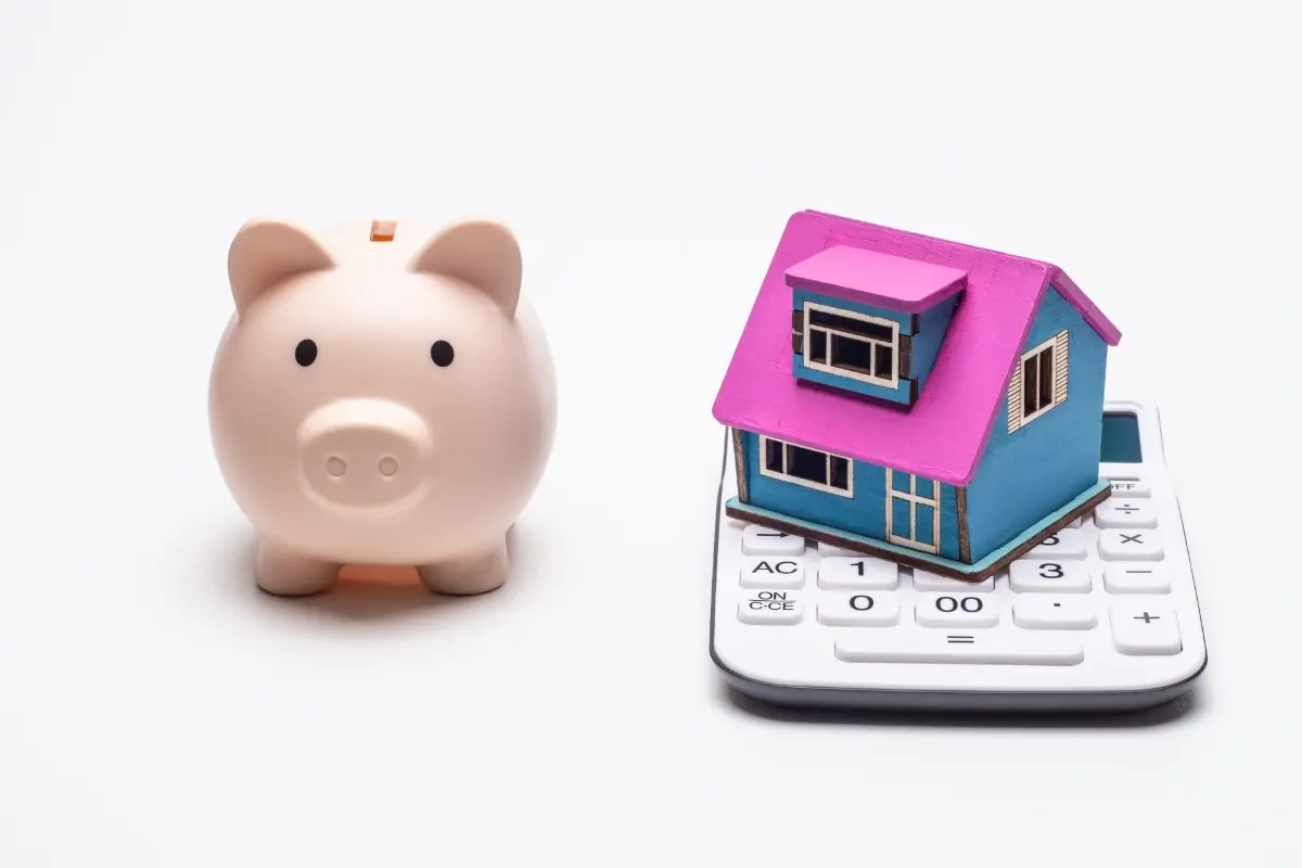 新社会人の私、思ったより「手取り」が少なくて生活が苦しいです…。「手取り18万円」で「家賃10万円」は転居を検討すべきでしょうか？