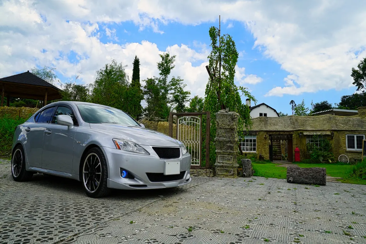 友人が先日「1000万円以上」もする「レクサス LS」を購入！やはりかなりの「高給取り」なのでしょうか？