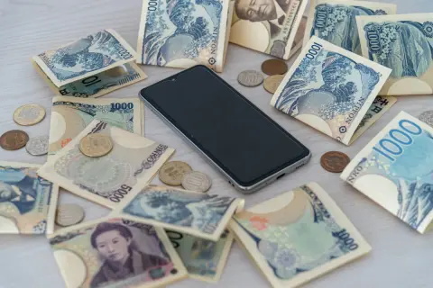 友人に「月のスマホ代は1万円以上」と話したら驚かれました…。通勤中は毎日「動画を1時間以上」見てるため「月1万円以上のスマホ代」も仕方ないですよね？