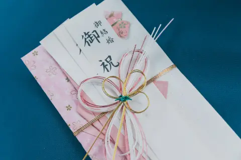 結婚に際し、お祝いとして田舎の祖父母から「200万円」をいただきました！ 祝い金にも「贈与税」がかかるのでしょうか…？