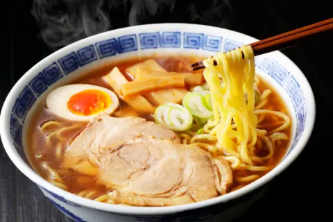 家族4人で一蘭に行くと、お会計「4000円超」で気軽に行けません。友人に「子どもは無料で食べられる」と言われましたが、どういうことでしょうか？