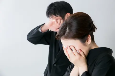 高校生と中学生の息子2人を残し、心筋梗塞で50代の夫が突然亡くなりました。死亡保険には加入しておらず、受け取れるお金がありません。私や子どもたちが受け取れる公的サポートはありませんか？