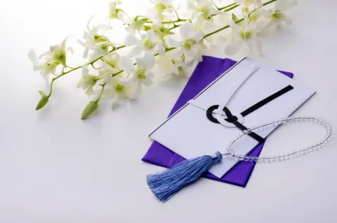 新卒ですが、お世話になっている取引先の葬儀に参列します。香典は「3000円」ですが少ないですか？せめて香典袋は「立派な飾りがついたもの」を選ぶべきでしょうか？