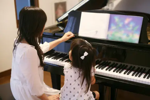 子どもに「ピアノ・バレエ」を習わせているママ友。わが家もと思い“月謝”を聞いてビックリ！ 習えるのは「お金持ち」だけなのでしょうか…？