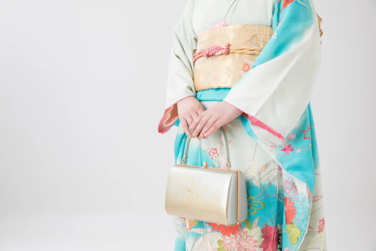 娘の成人式の「前撮り」、私の「振袖」で節約と思っていたのに…「地味すぎる」の一言でまさかの「フルレンタル」！最新モデルを選んだら、前撮り＋成人式当日でいくらかかりますか？