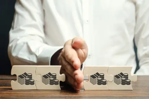 父の死亡保険金で「2000万円」を受け取りました。兄弟2人で分けた場合も「税金がかかる」って本当ですか？