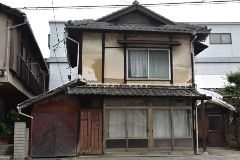 両親とも他界し、相続した実家には現在誰も住んでいません。友人から「そのままにしていると税金が高くなるよ」と言われたのですが、管理しないといけないのでしょうか？