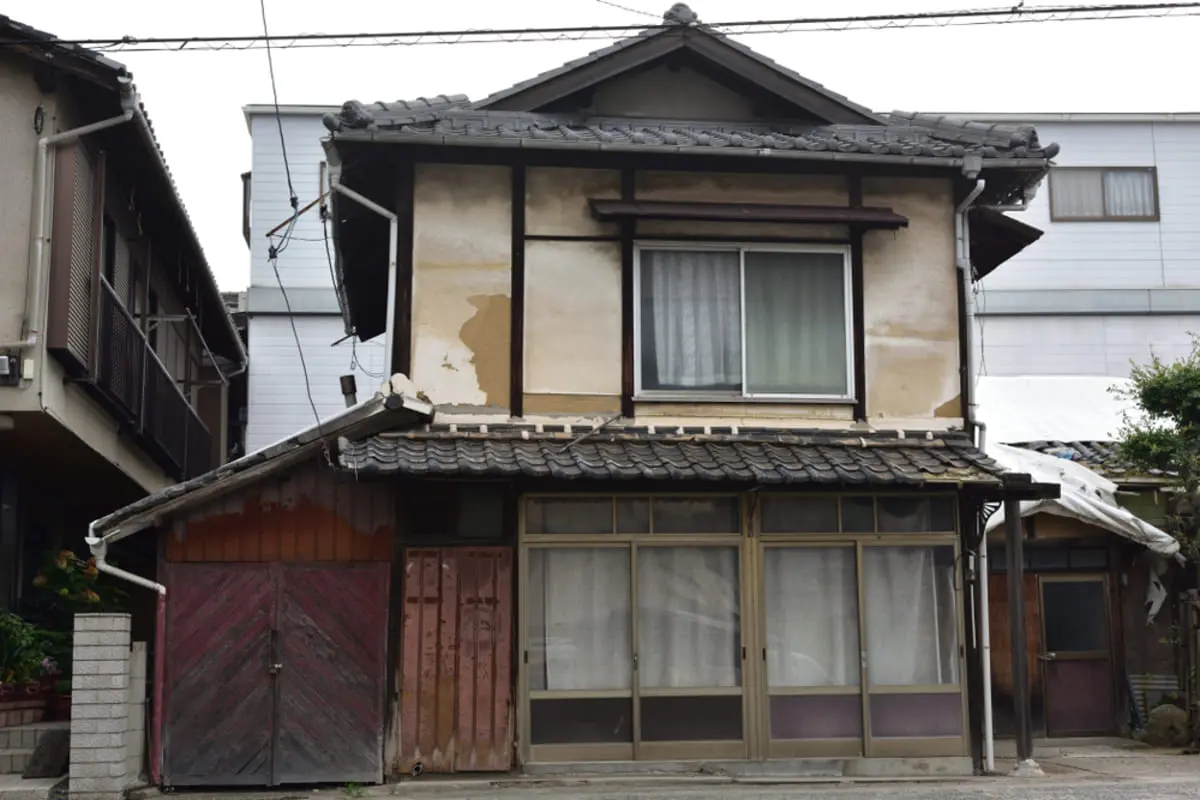 両親とも他界し、相続した実家には現在誰も住んでいません。友人から「そのままにしていると税金が高くなるよ」と言われたのですが、管理しないといけないのでしょうか？