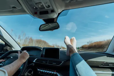 ママ友の車に乗せてもらったら、旦那さんが「ダッシュボード」に足を乗せててビックリ！ 実は「反則金9000円」のリスクがあるって本当？ 求められる“マナーと責任”とは