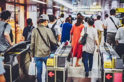 高校生の子どもが電車通学中。家計の都合でまとめて払えず、「1ヶ月定期」を毎月購入しています。「3ヶ月」「6ヶ月定期」と比べて、いくらくらい「損」しているのでしょうか…？