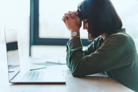 住民税から「副業バレ」が発生するらしく、メルカリでの売上を会社に自己申告すべきか悩みます。言う必要ないでしょうか？