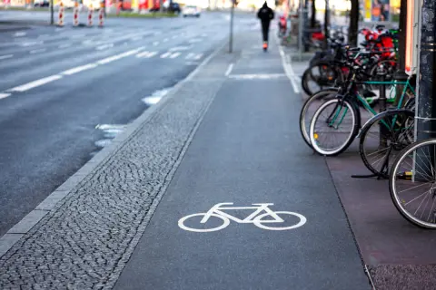 子どもに「自転車でも危なければ歩道を走って」と言っていますが、来年からは“罰金になる”って本当ですか!? 自転車レーンに車道の「区切り」がなく危険ですが、本当に歩道はNGなのでしょうか？