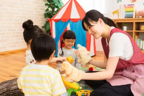 子どもの幼稚園は「延長保育」に“1日2000円”！ 友人の子どもは保育園なので「18時まで無料」だそうですが、どうしてこんなに“差”があるの？「保護者の負担」の理由を解説