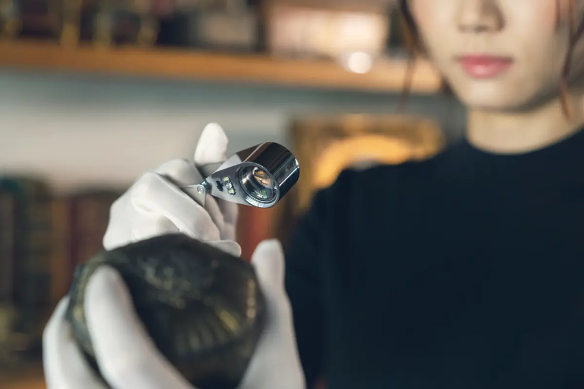 父の遺産整理をしていたら大量の「骨董品」が出てきた…！専門業者に鑑定を丸投げすると損をする？