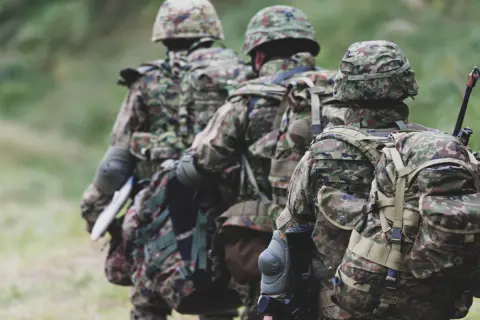 「自衛官」の生涯年収は「2億円」!?民間企業に勤める場合とどのくらい差がある？