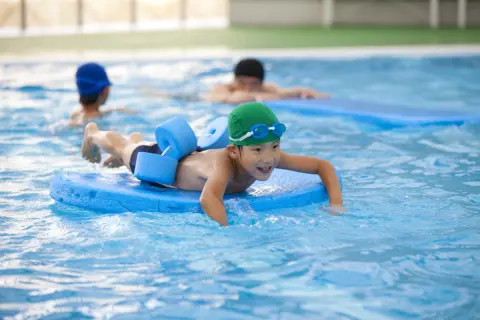 ママ友が「小4の息子は水泳とサッカーと学習塾に通っている」と言っていました。うちは水泳のみ…… みんな習い事にいくら使っているの？