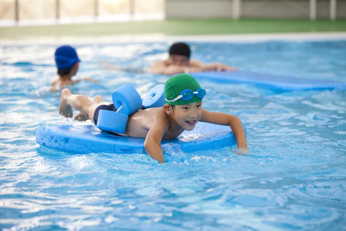 ママ友が「小4の息子は水泳とサッカーと学習塾に通っている」と言っていました。うちは水泳のみ…… みんな習い事にいくら使っているの？