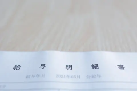 定年後も働く予定なのですが、「年金が減らされる収入ライン」を先に知っておきたいです。また、実際に「減額されながら働いている」シニアは多いのでしょうか？