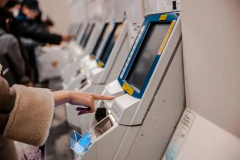 先日、小学生の息子と電車に乗り「ICカードより切符の方が安かった」と気づき驚きました。電車料金はICの方が安いと思っていたのですが、なぜ違うのでしょうか？