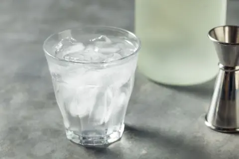 日本で「焼酎にかける金額」が多い地域ランキング！ 3位「大分市」2位「宮崎市」1位はどこ？ 統計をもとに“年間消費量”も確認