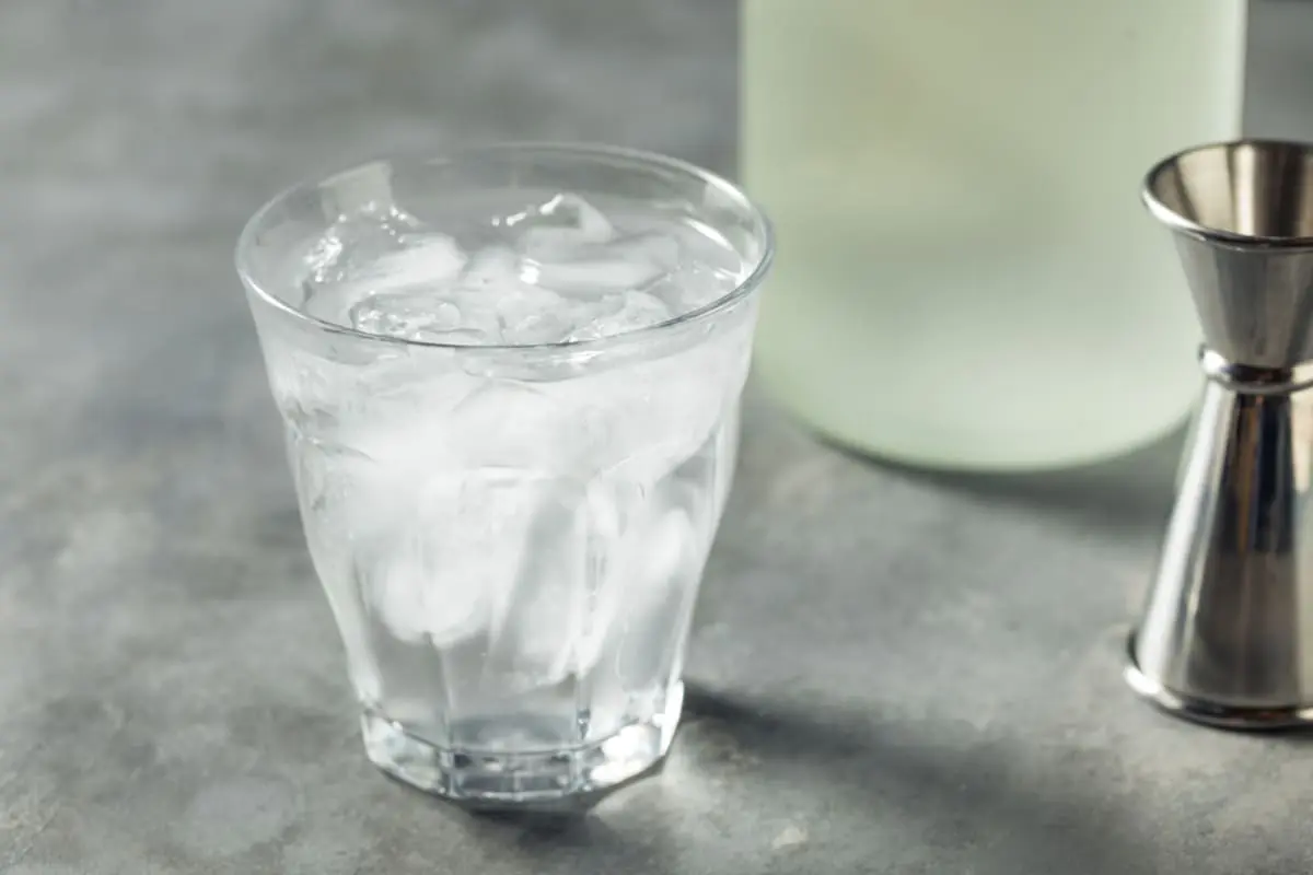 日本で「焼酎にかける金額」が多い地域ランキング！ 3位「大分市」2位「宮崎市」1位はどこ？ 統計をもとに“年間消費量”も確認