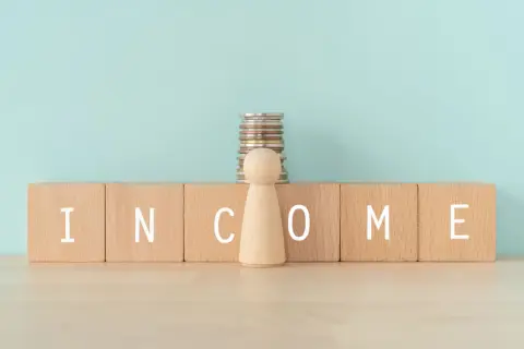 月収23万円の新卒です。友人と老後の話になり不安を感じているのですが「年金」を「月30万円」もらうために必要な「年収」はいくらくらいですか？