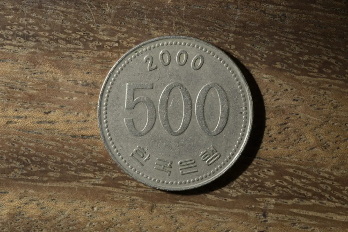 お釣りの「500円玉」に違和感→よく見たら「500ウォン」だった！ すぐに取り換えてもらえたけど、なぜこんなに似ているの？“特徴・見分け方”を解説