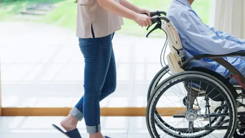 父の介護で仕事を減らしました。「介護休業給付金」がもらえるって本当ですか？ 条件はどうなっていますか？