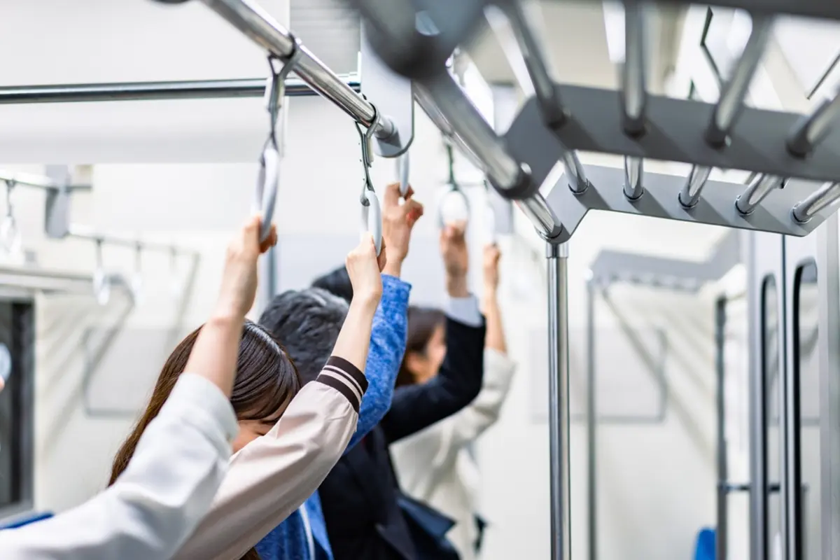 高校生の息子が「交通費は全額支給！」のバイトを始めました。しかし「定期のある期間中は交通費を出せない」と言われたそうですが、請求できないのでしょうか？