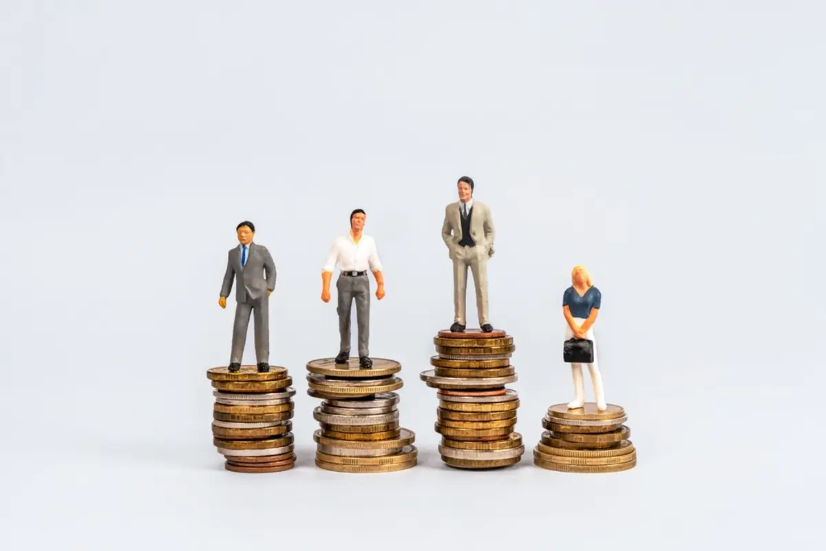 34歳で「年収400万円」を超え喜んでいたら「平均以下」と知り絶句…！ 貯金も少ないなら、65歳まで働いても“お先真っ暗”ですか？「年金受給額・生活費」をシミュレーション