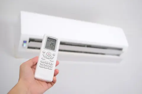 1人暮らしの息子から「夜はエアコン消して窓を開けて寝てる」と聞き驚き！ 不用心で危ないですよね？ 夜もつけっぱなしで「電気代」はいくらなのでしょうか？