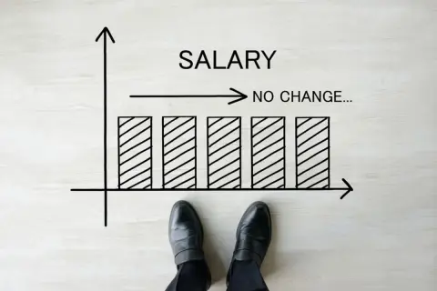 新入社員の給与は「月2万円」上がってるのに、「45歳・就職氷河期世代」の自分は変化なしです。不公平に感じますが、世代的に仕方ないでしょうか？