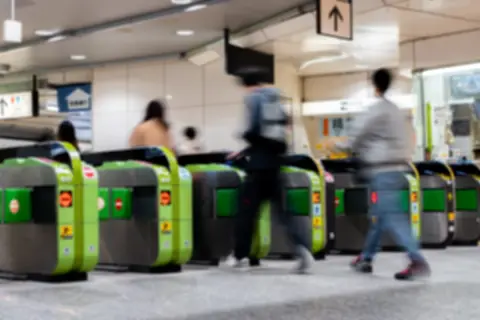 「通勤ラッシュでも座りたい」と“始発駅”まで戻り、席を確保している同僚。定期区間外でも「改札」を出なければ問題ない？ 不正乗車で「割増運賃」を請求されるリスクも解説